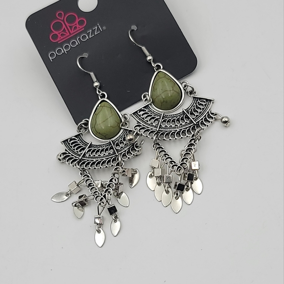 Paparazzi vintage vagabond green dangling earrings - Picture 4 of 4